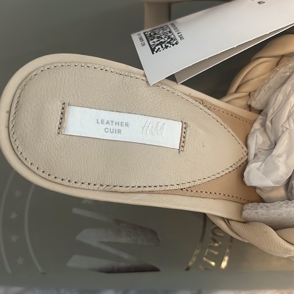 NWT leather sandals MAKE AN OFFER - Picture 2 of 5